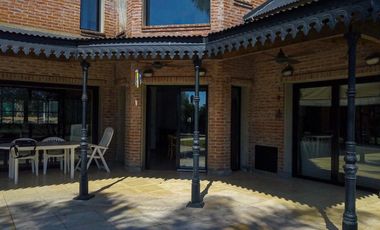 Casa en venta - 4 dormitorios 4 baños - 370mts2 - Manuel B. Gonnet