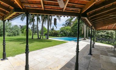 Casa en venta - 4 dormitorios 4 baños - 370mts2 - Manuel B. Gonnet