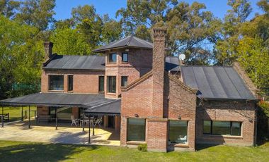 Casa en venta - 4 dormitorios 4 baños - 370mts2 - Manuel B. Gonnet