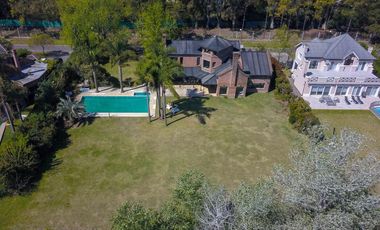 Casa en venta - 4 dormitorios 4 baños - 370mts2 - Manuel B. Gonnet