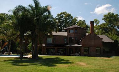 Casa en venta - 4 dormitorios 4 baños - 370mts2 - Manuel B. Gonnet