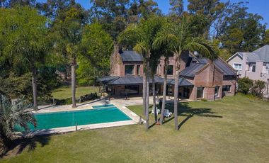 Casa en venta - 4 dormitorios 4 baños - 370mts2 - Manuel B. Gonnet