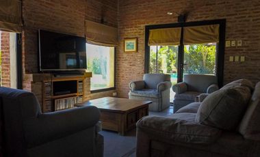 Casa en venta - 4 dormitorios 4 baños - 370mts2 - Manuel B. Gonnet