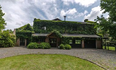 Casa en venta - 4 dormitorios 4 baños - 370mts2 - Manuel B. Gonnet