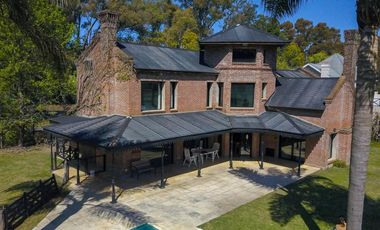 Casa en venta - 4 dormitorios 4 baños - 370mts2 - Manuel B. Gonnet