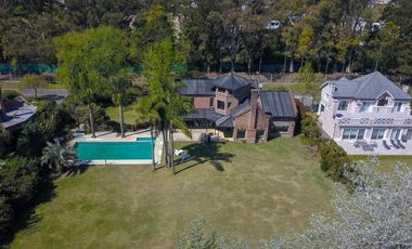 Casa en venta - 4 dormitorios 4 baños - 370mts2 - Manuel B. Gonnet