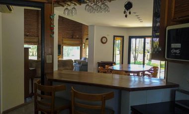 Casa en venta - 4 dormitorios 4 baños - 370mts2 - Manuel B. Gonnet