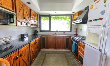 Casa en venta - 4 dormitorios 4 baños - 370mts2 - Manuel B. Gonnet