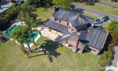 Casa en venta - 4 dormitorios 4 baños - 370mts2 - Manuel B. Gonnet