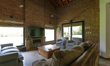 Casa en venta - 4 dormitorios 4 baños - 370mts2 - Manuel B. Gonnet