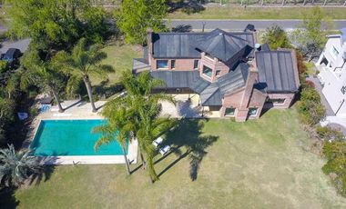 Casa en venta - 4 dormitorios 4 baños - 370mts2 - Manuel B. Gonnet