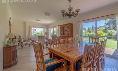 CASA CON DOBLE LOTE EN EL BARRIO CERRADO LA CHACRA, EN SAN FERNANDO