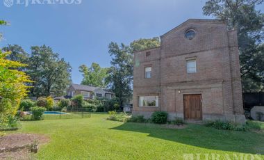 CASA CON DOBLE LOTE EN EL BARRIO CERRADO LA CHACRA, EN SAN FERNANDO