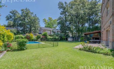CASA CON DOBLE LOTE EN EL BARRIO CERRADO LA CHACRA, EN SAN FERNANDO