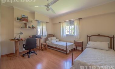 CASA CON DOBLE LOTE EN EL BARRIO CERRADO LA CHACRA, EN SAN FERNANDO