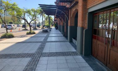 Local en Avenida, con 14 metros de Frente, Ideal servicios