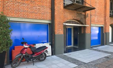 Local en Avenida, con 14 metros de Frente, Ideal servicios