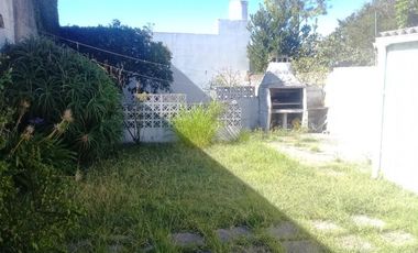 Casa en venta - 3 Dormitorios 1 Baño - 200 mts2 - La Plata