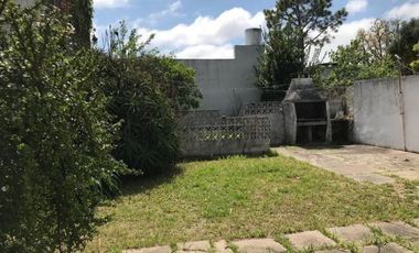 Casa en venta - 3 Dormitorios 1 Baño - 200 mts2 - La Plata