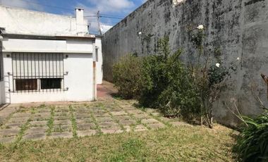 Casa en venta - 3 Dormitorios 1 Baño - 200 mts2 - La Plata
