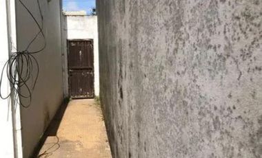 Casa en venta - 3 Dormitorios 1 Baño - 200 mts2 - La Plata