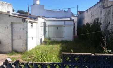 Casa en venta - 3 Dormitorios 1 Baño - 200 mts2 - La Plata
