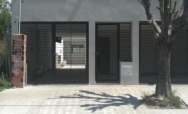 Dúplex en venta - 2 dormitorios 1 baño - cochera - 83mts2 - Los Hornos, La Plata