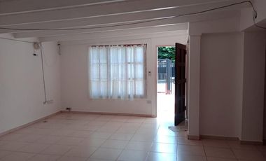 Casa en venta - 2 Dormitorios 1 Baño - Cochera - 370Mts2 - San Jorge, Villa Elisa, La Plata