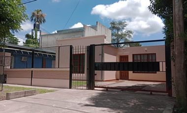 Casa en venta - 2 Dormitorios 1 Baño - Cochera - 370Mts2 - San Jorge, Villa Elisa, La Plata