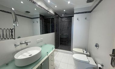 3 ambientes con dependencia y 2 cocheras en las cañitas. EN VENTA!