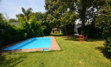 Casa en venta - 2 Dormitorios 2 Baño - 671mts2 - City Bell