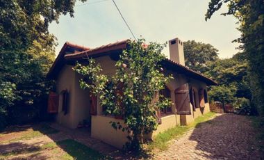 Casa en venta - 2 Dormitorios 2 Baño - 671mts2 - City Bell