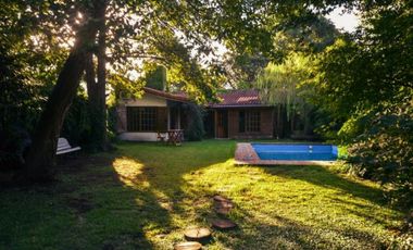 Casa en venta - 2 Dormitorios 2 Baño - 671mts2 - City Bell