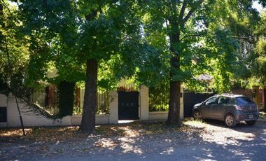 Casa en venta - 2 Dormitorios 2 Baño - 671mts2 - City Bell