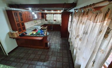 Casa en venta - 3 Dormitorios 4 Baños - 330 mts 2 - Villa Elisa