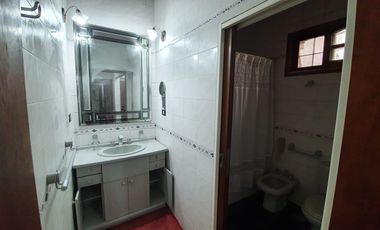 Casa en venta - 3 Dormitorios 4 Baños - 330 mts 2 - Villa Elisa