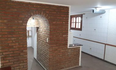 Casa en venta - 3 Dormitorios 4 Baños - 330 mts 2 - Villa Elisa