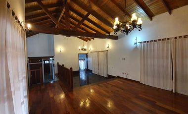 Casa en venta - 3 Dormitorios 4 Baños - 330 mts 2 - Villa Elisa