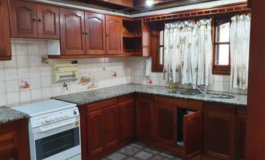 Casa en venta - 3 Dormitorios 4 Baños - 330 mts 2 - Villa Elisa