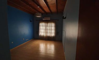 Casa en venta - 3 Dormitorios 4 Baños - 330 mts 2 - Villa Elisa