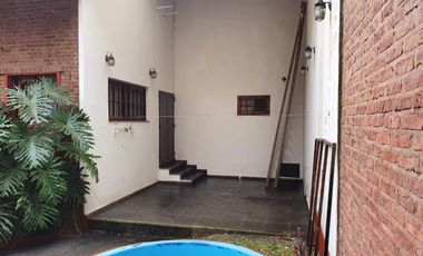 Casa en venta - 3 Dormitorios 4 Baños - 330 mts 2 - Villa Elisa