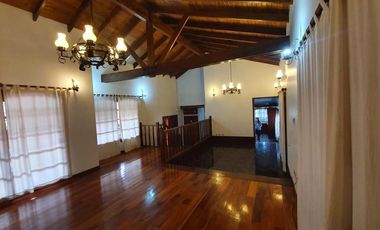 Casa en venta - 3 Dormitorios 4 Baños - 330 mts 2 - Villa Elisa