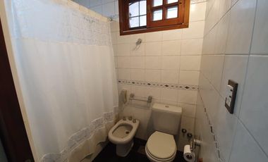 Casa en venta - 3 Dormitorios 4 Baños - 330 mts 2 - Villa Elisa