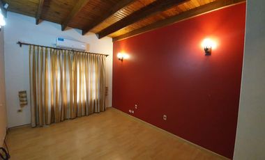 Casa en venta - 3 Dormitorios 4 Baños - 330 mts 2 - Villa Elisa