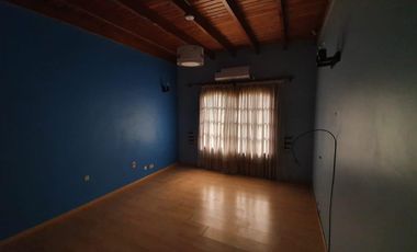 Casa en venta - 3 Dormitorios 4 Baños - 330 mts 2 - Villa Elisa