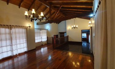 Casa en venta - 3 Dormitorios 4 Baños - 330 mts 2 - Villa Elisa