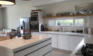 4 DORMITORIOS, ESCRITORIO Y AREA SERVICIO. YA ESCRITURADA.