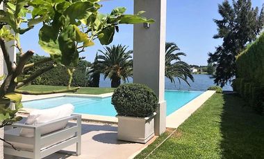 4 DORMITORIOS, ESCRITORIO Y AREA SERVICIO. YA ESCRITURADA.