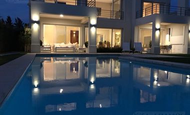 4 DORMITORIOS, ESCRITORIO Y AREA SERVICIO. YA ESCRITURADA.