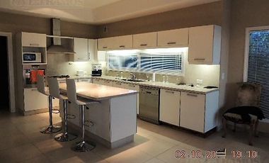 4 DORMITORIOS, ESCRITORIO Y AREA SERVICIO. YA ESCRITURADA.